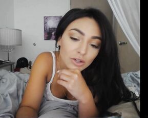 xo_esme passion tasty brunette in bed webcam show