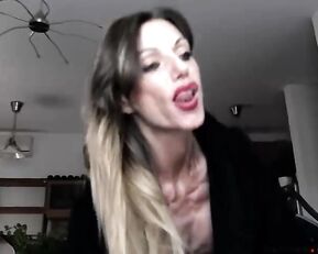 Slim sex bomb milf masturbate webcam show
