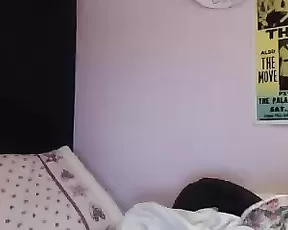Chechur juicy asian girl fingering pussy in bed webcam show
