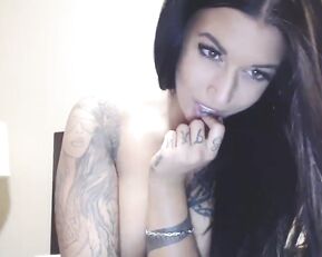Sakarah sex bomb tattoo brunette teasing body webcam show
