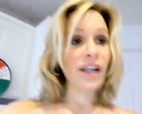 Milf_Goddess busty mature blonde in panties webcam show