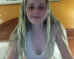 Lilbubbles fingering her pussy in bed webcam show