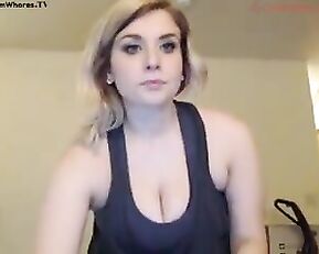Baileybomb showing her curves