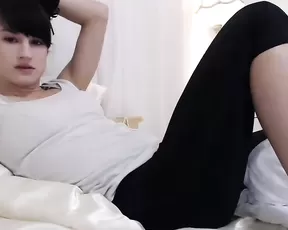 Aynmarie slim teen brunette finger wet pussy in bed webcam show