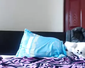 Princesslatina2014 slim naked teen in bed fingering her big pussy webcam show