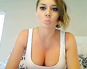 LauranVickers beauty and busty milf fingering pussy webcam show