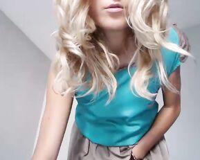 Larissa4 beauty blonde milf in bed teasing webcam show