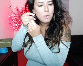 Pretty chick massages her snatch