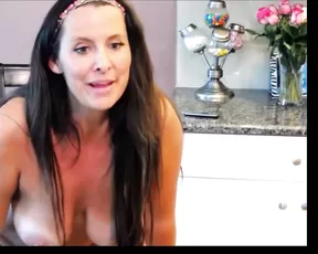 Curvy milf squirting, fast but loud!