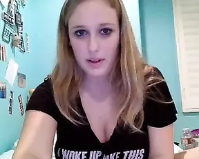 A dark haired babe spreads on the couch while masturbating