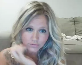 Amateur blonde convinced to suck on cam