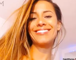 Dalynnda shows of her pussy