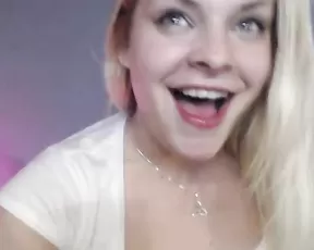 Smoldering blond cocktease sucks me off