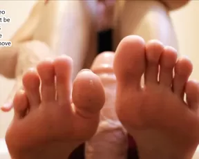 Casssie - Cum on my toes