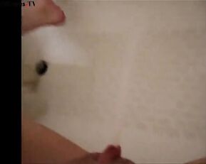 xfuukax pee closeup in the bath