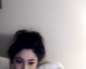 Savageminx juicy milf brunette naked in bed webcam show