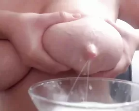 Ginna_xx milk from her big naked tits in webcam show