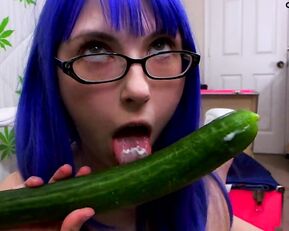 xFuukax cumming with a huge zucchini