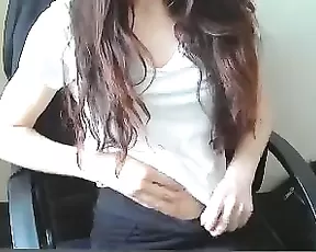 Experienced blonde masturbating on cam