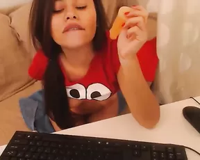 Blonde gets herself off with a vibrator