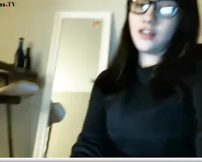 beryl18 sucks a dildo and flashes tits and ass