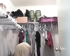 Blonde i sucking a dick