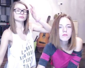 Hottykissy33 teen girls free webcam show