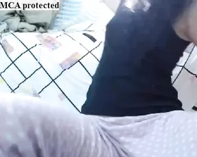 A sexy little babe drills up her ass and cunt on cam
