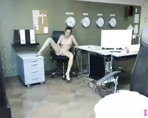 Curvy woman is shaking her ass