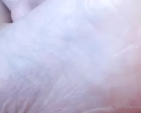 Alanna alanna_feet look_at_every_little_wrinkle_on_my_sole__a_very_close_video_for_seduced_fans_ LIVE PORN