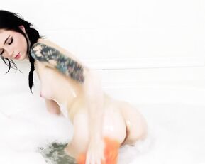 laralou cumming hard in the bathtub premium live porn