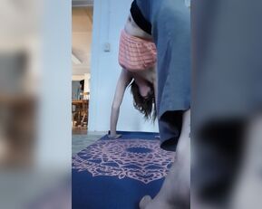 Kyra hippiefeet23 little yoga and toe wiggles from yesterday. i\'m pro chat show liveporn