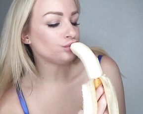 penny lee eating banana show premium manyvids liveporn livesex1
