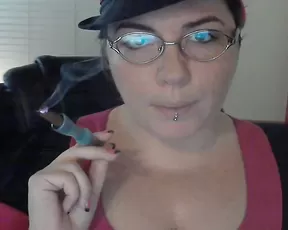 camgirlkitten smoking blunt inside chillum show premium manyvids liveporn livesex