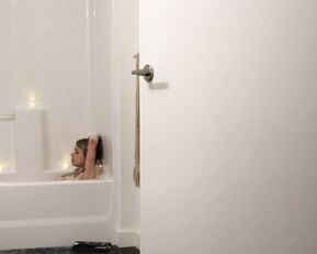 jasperswift alien spys on girl taking bath show liveporn video