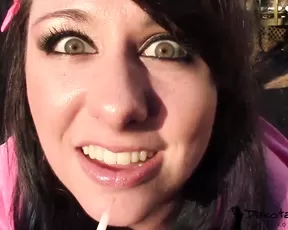 dakotacharmsxxx kiss me free livesex