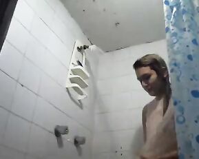 Slim babe drills her slit on webcam.