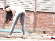 kaylalouise desperate pee in the garden desperation jeans/pants wetting show free manyvids liveporn video