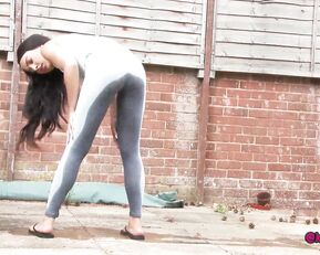 kaylalouise desperate pee in the garden desperation jeans/pants wetting show free manyvids liveporn video