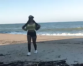 Pinupbaby sucking & fucking on the beach show porno video