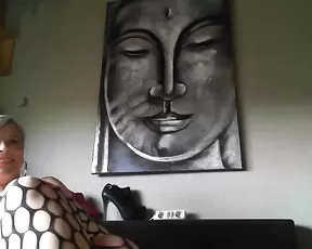 Gorgeous ebony babe plugs her ass with a toy