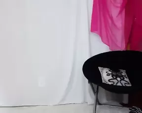 Sex bomb spreading her long legs