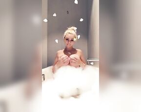 Kendra Sunderland bathtub booty teasing snapchat free