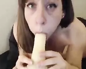 Webcam milf goes wild on her clit and cums