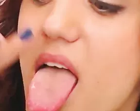 Flogging my clitty on a bed