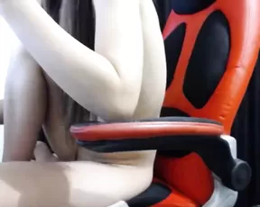 Provocative chick gives a wild blowjob