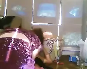 Skinny babe shakes her ass