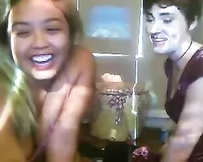 Skinny babe shakes her ass