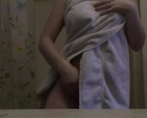 Jenkittenx3 sexy shower time – amateur 18 & 19 yrs old, fingering