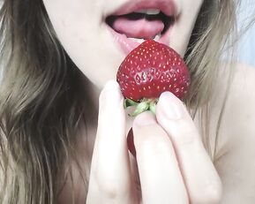 I_EMMANUELLE Chaturbate Puffy Nipples & Nude Pussy Play With Strawberry